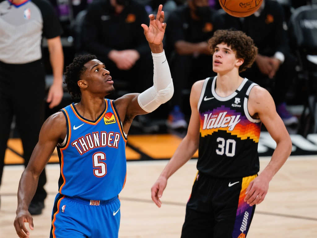 约基奇G1胜利后与哥哥们俄城酒吧狂欢,雷霆粉丝自信:六场解决战斗! 约基奇G1胜利后与哥哥们俄城酒吧狂欢,雷霆粉丝自信:六场解决战斗!