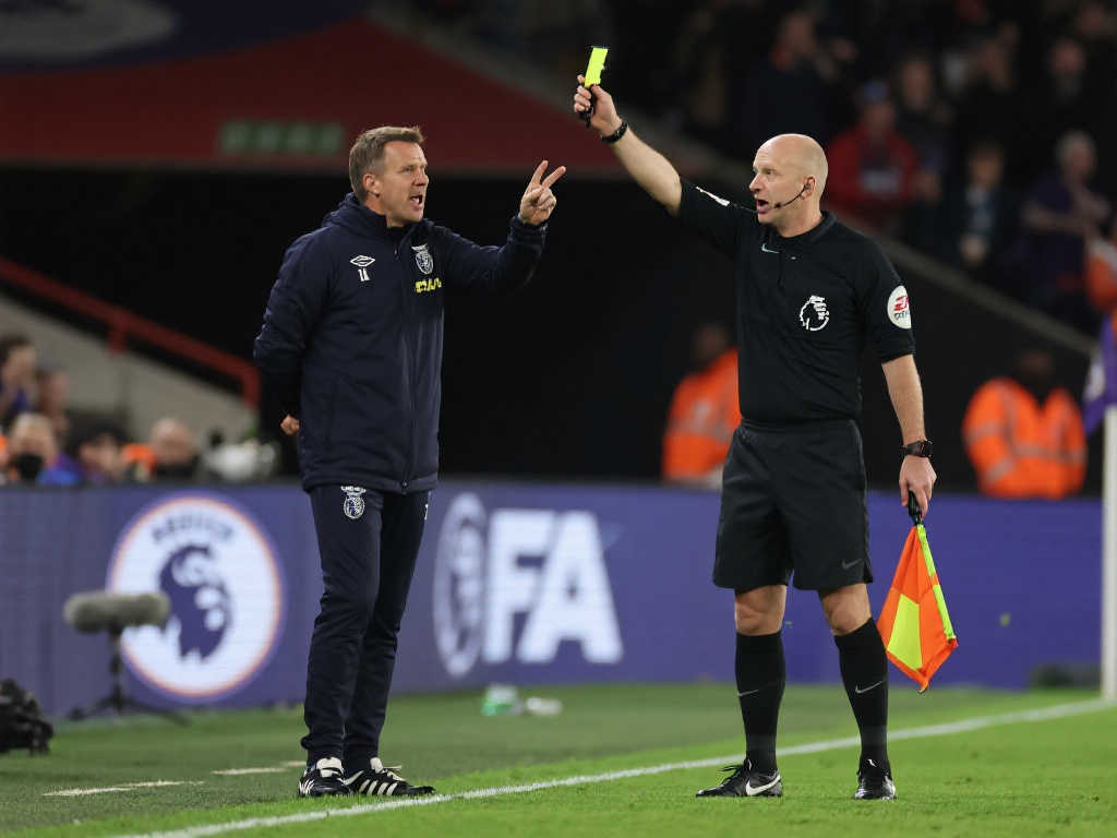 英媒:英足总警告,若主帅再批裁判,俱乐部与教练将面临重罚 英媒:英足总警告,若主帅再批裁判,俱乐部与教练将面临重罚